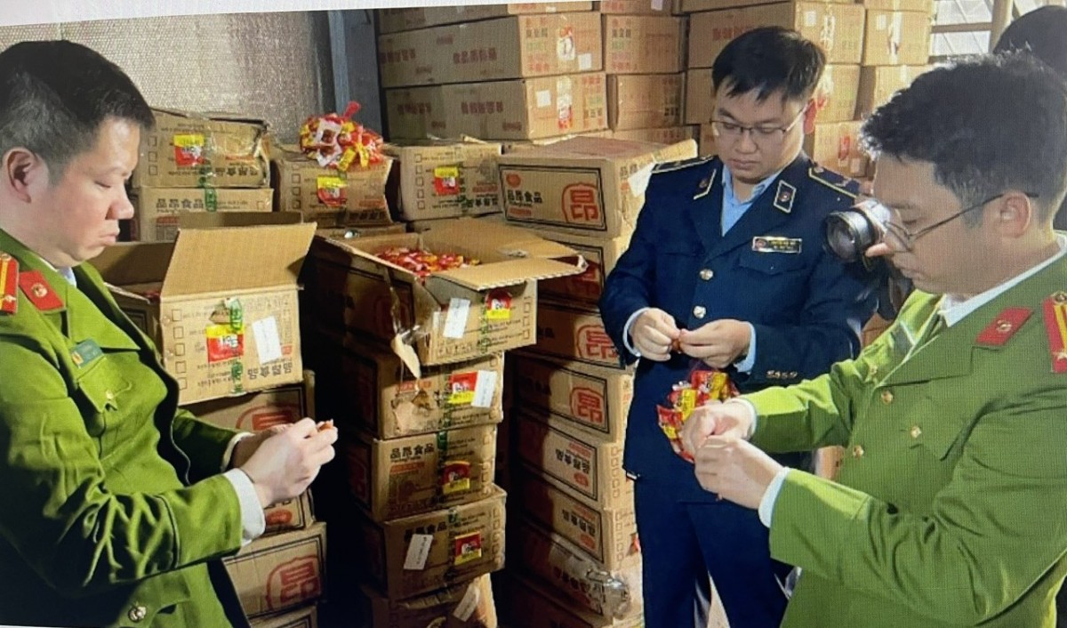 Hà Nội: Hơn 13 tấn thực phẩm có dấu hiệu nhập lậu Hà Nội: Hơn 13 tấn thực phẩm có dấu hiệu nhập lậu