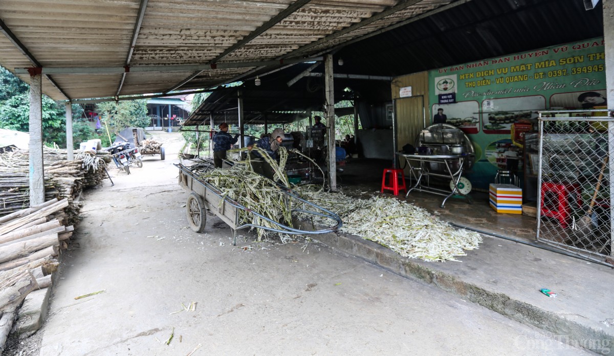 Dịp cuối năm, các lò mật ở Thọ Điền xuyên đêm đỏ lửa để phục vụ các đơn hàng. Dịp cuối năm, các lò mật ở Thọ Điền xuyên đêm đỏ lửa để phục vụ các đơn hàng.