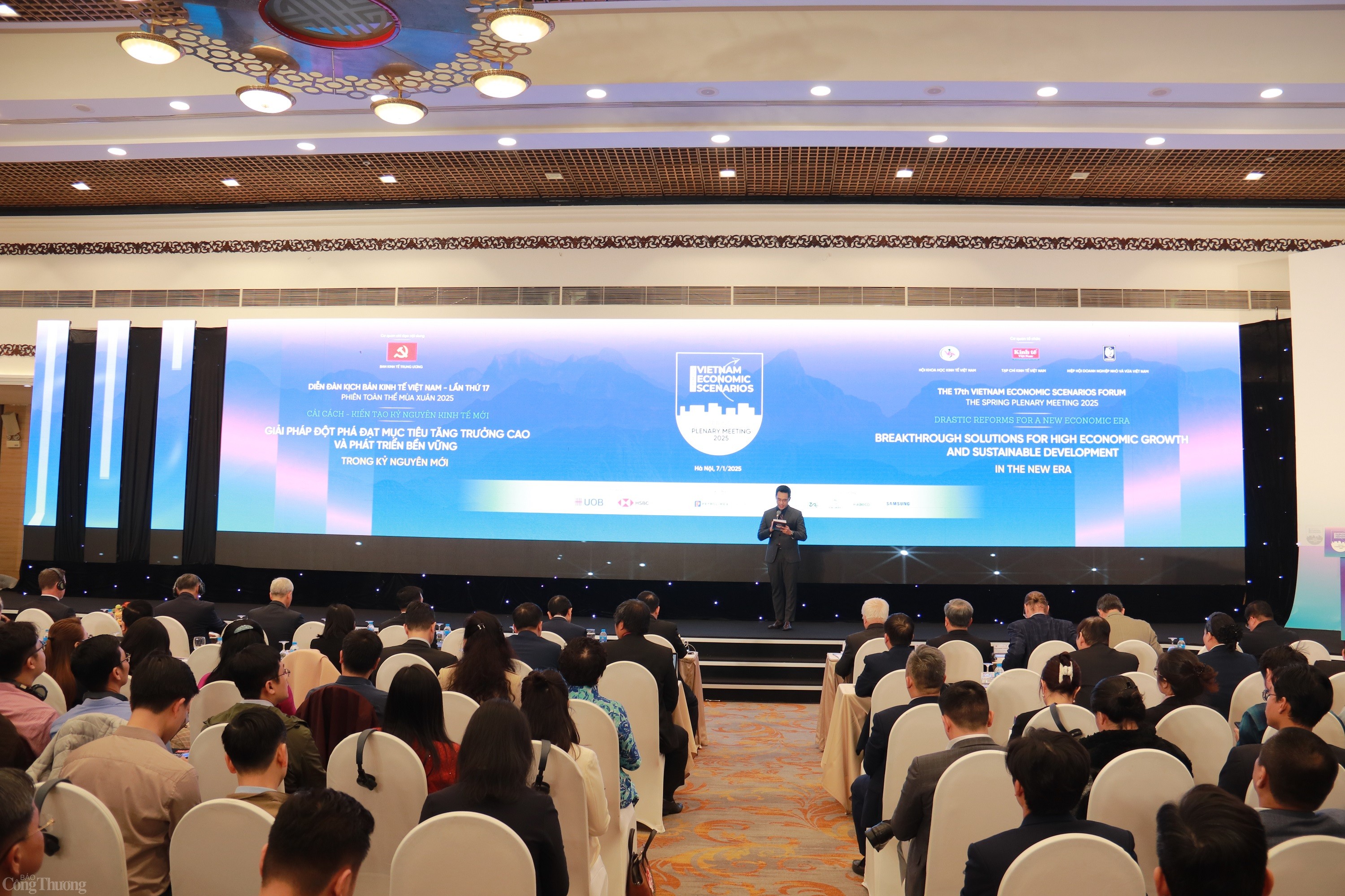 Khai mạc Diễn đàn kịch bản kinh tế Việt Nam Khai mạc Diễn đàn kịch bản kinh tế Việt Nam