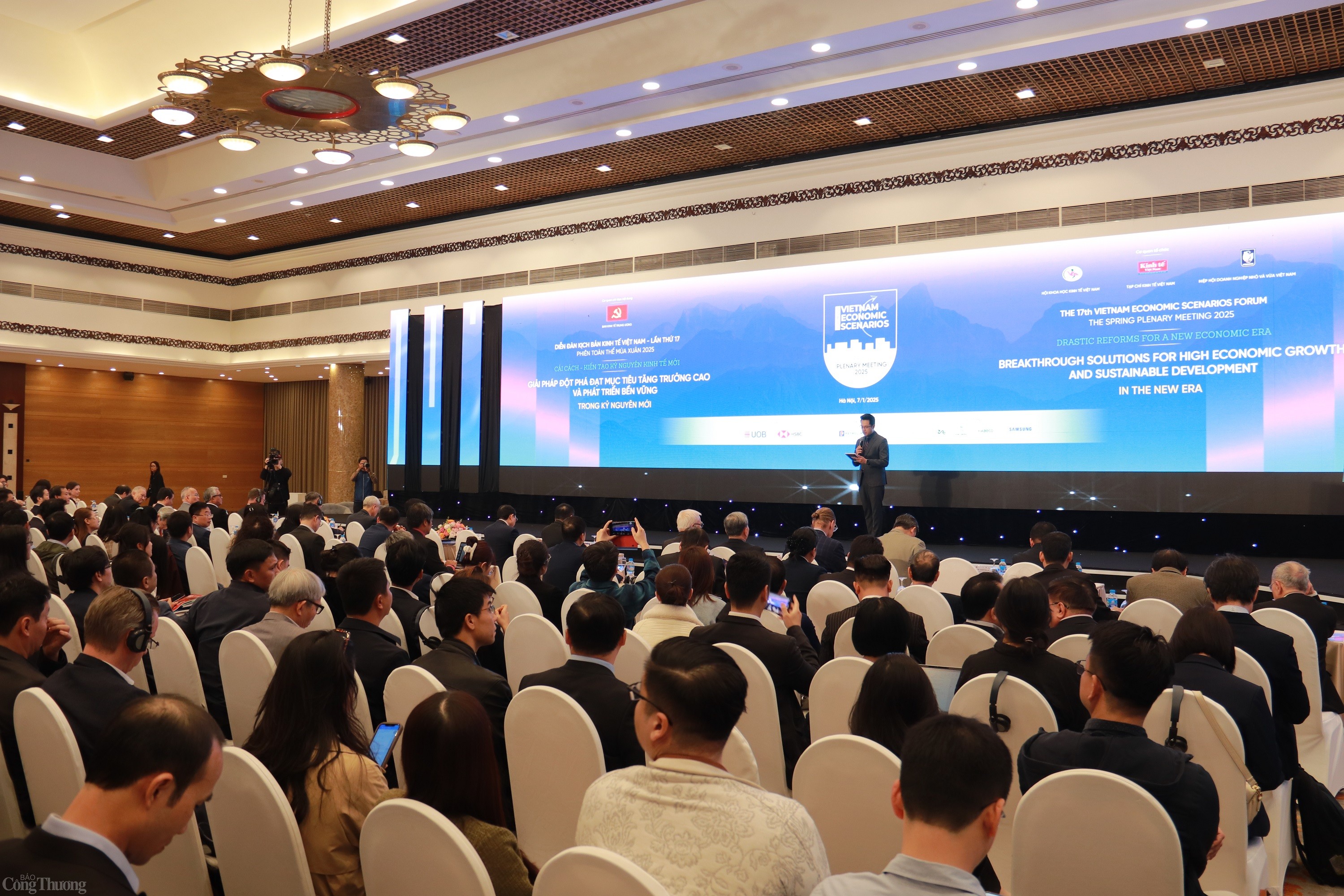 Khai mạc Diễn đàn kịch bản kinh tế Việt Nam Khai mạc Diễn đàn kịch bản kinh tế Việt Nam