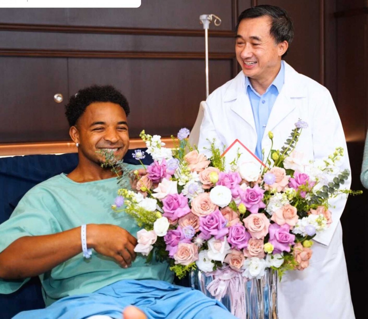 Thứ trưởng Y tế Trần Văn Thuấn đến thăm Xuân Son và gửi lời chúc anh sớm hồi phục sức khỏe, trở lại thi đấu. Ảnh: Vinmec. Thứ trưởng Y tế Trần Văn Thuấn đến thăm Xuân Son và gửi lời chúc anh sớm hồi phục sức khỏe, trở lại thi đấu. Ảnh: Vinmec.