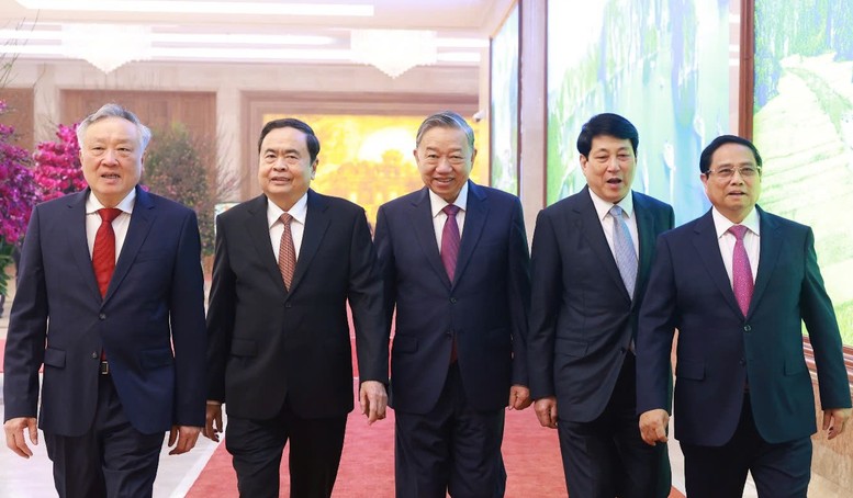 Thủ tướng Phạm Minh Chính đón Tổng Bí thư Tô Lâm; Chủ tịch nước Lương Cường; Chủ tịch Quốc hội Trần Thanh Mẫn đến dự hội nghị. Ảnh: Dương Giang/TTXVN Thủ tướng Phạm Minh Chính đón Tổng Bí thư Tô Lâm; Chủ tịch nước Lương Cường; Chủ tịch Quốc hội Trần Thanh Mẫn đến dự hội nghị. Ảnh: Dương Giang/TTXVN