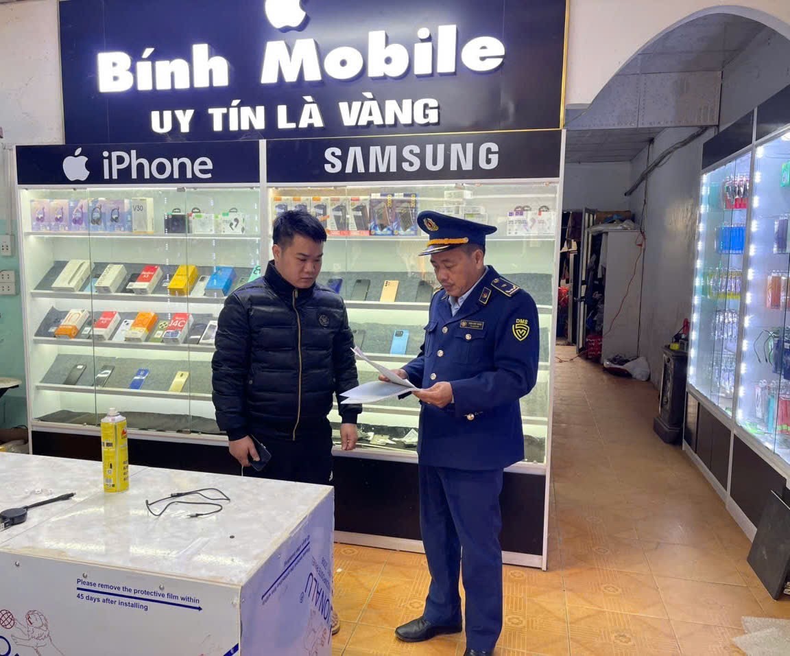 Hà Giang: Tạm giữ 105 sản phẩm giả mạo nhãn hiệu Apple Hà Giang: Tạm giữ 105 sản phẩm giả mạo nhãn hiệu Apple