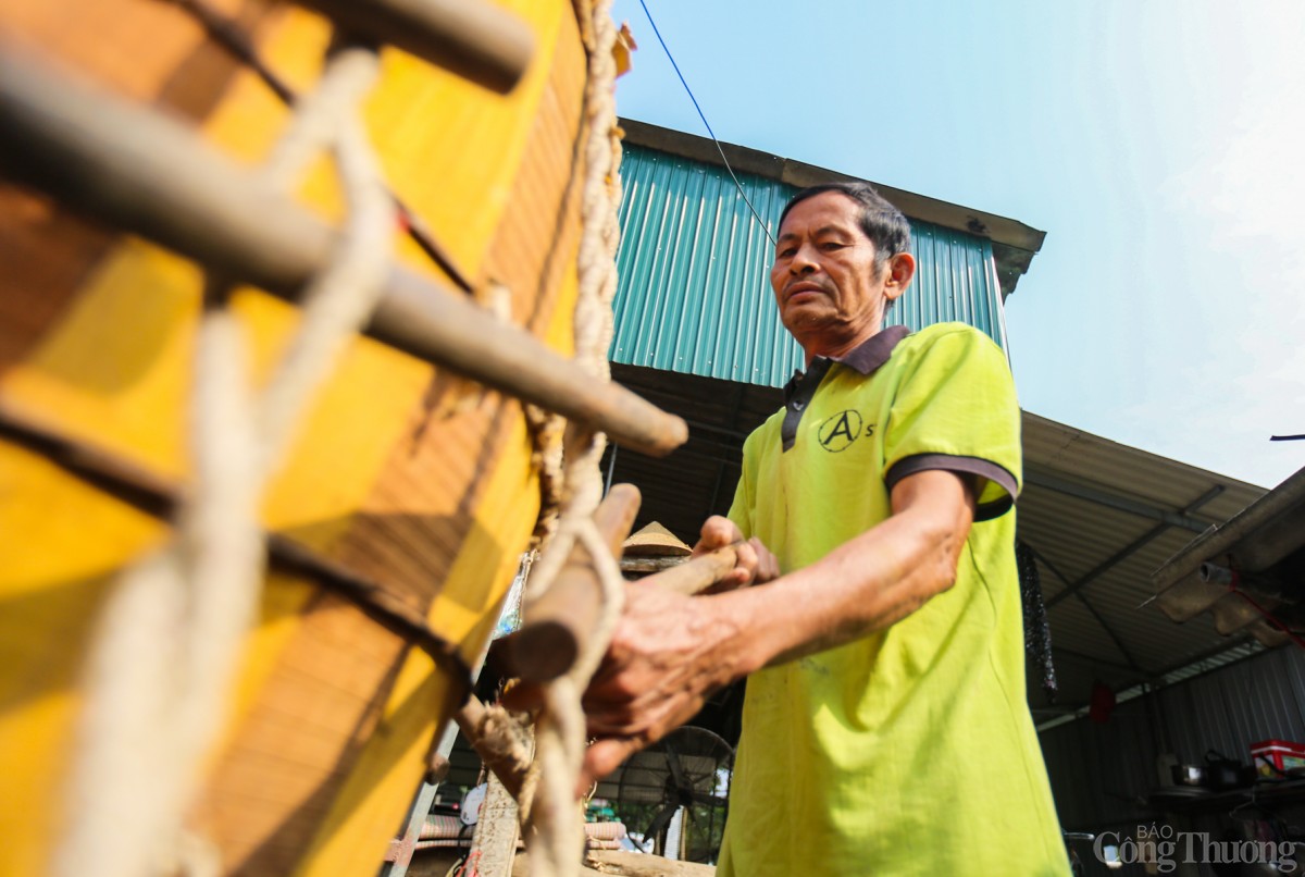 Thợ làm trống ngày càng già hoá, các thế hệ sau lại không mấy mặn mà nên làng nghề đứng trước nguy cơ thất truyền. Thợ làm trống ngày càng già hoá, các thế hệ sau lại không mấy mặn mà nên làng nghề đứng trước nguy cơ thất truyền.