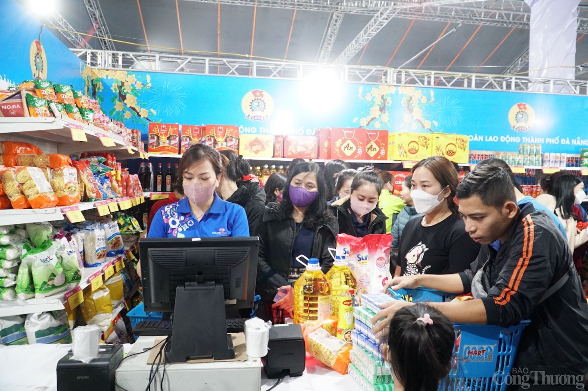 Công nhân, người lao động mua sắm tại chợ Tết Công đoàn Đà Nẵng 2024