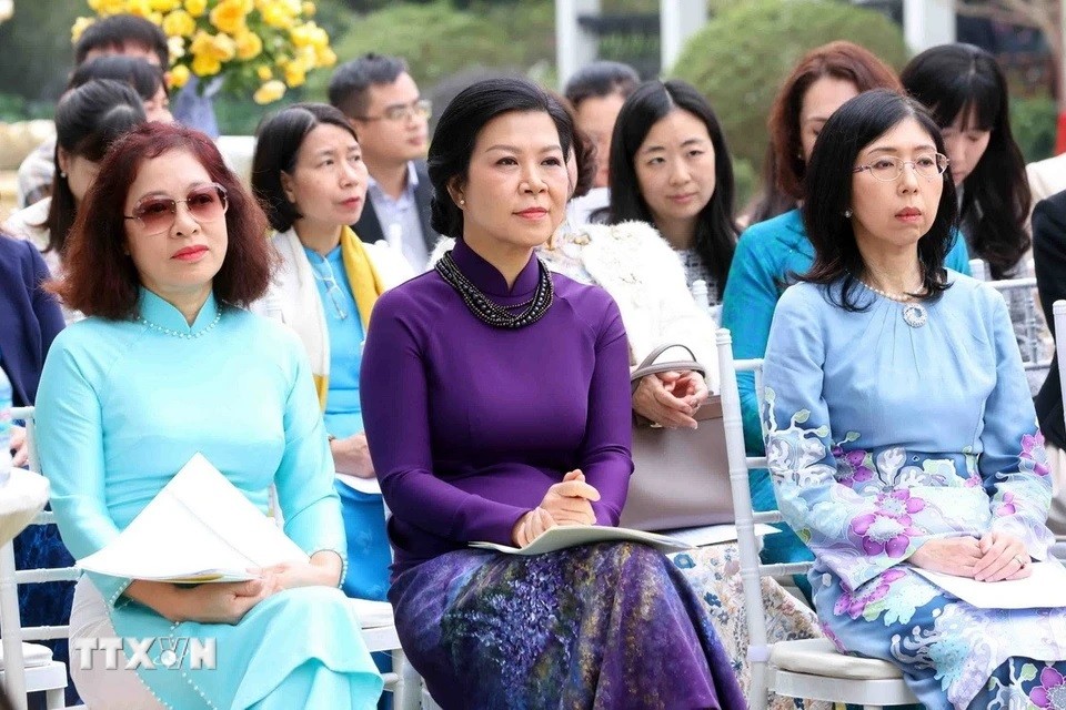 Bà Ngô Phương Ly, Phu nhân Tổng Bí thư Tô Lâm cùng các đại biểu tham dự buổi gặp mặt. Ảnh: Phạm Kiên/TTXVN