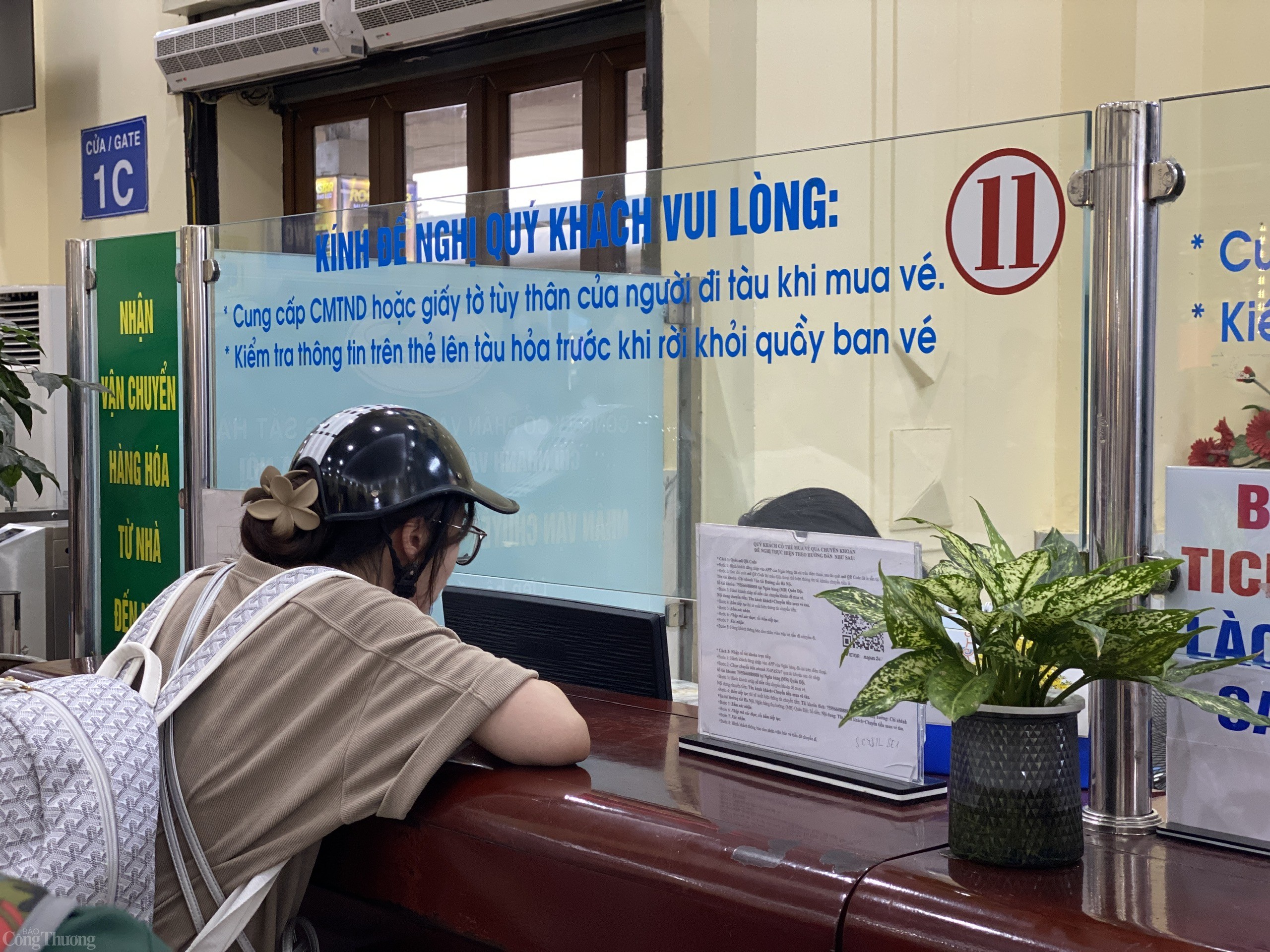 Nhiều bạn trẻ hứng thú với du lịch bằng tàu hỏa. Ảnh: Lê An Nhiều bạn trẻ hứng thú với du lịch bằng tàu hỏa. Ảnh: Lê An