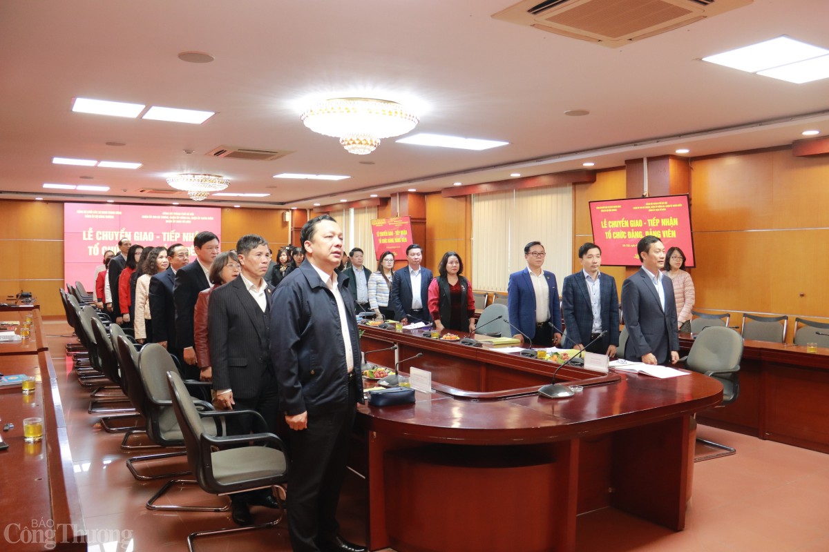 Chuyển giao 8 tổ chức đảng từ Đảng ủy Bộ Công Thương Chuyển giao 8 tổ chức đảng từ Đảng ủy Bộ Công Thương