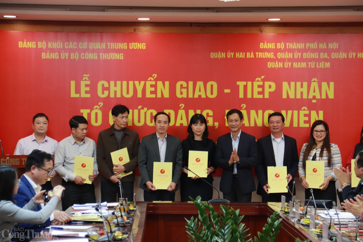 Chuyển giao 8 tổ chức đảng từ Đảng ủy Bộ Công Thương Chuyển giao 8 tổ chức đảng từ Đảng ủy Bộ Công Thương