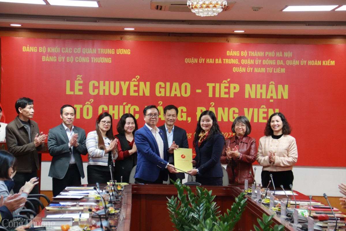 Chuyển giao 8 tổ chức đảng từ Đảng ủy Bộ Công Thương Chuyển giao 8 tổ chức đảng từ Đảng ủy Bộ Công Thương