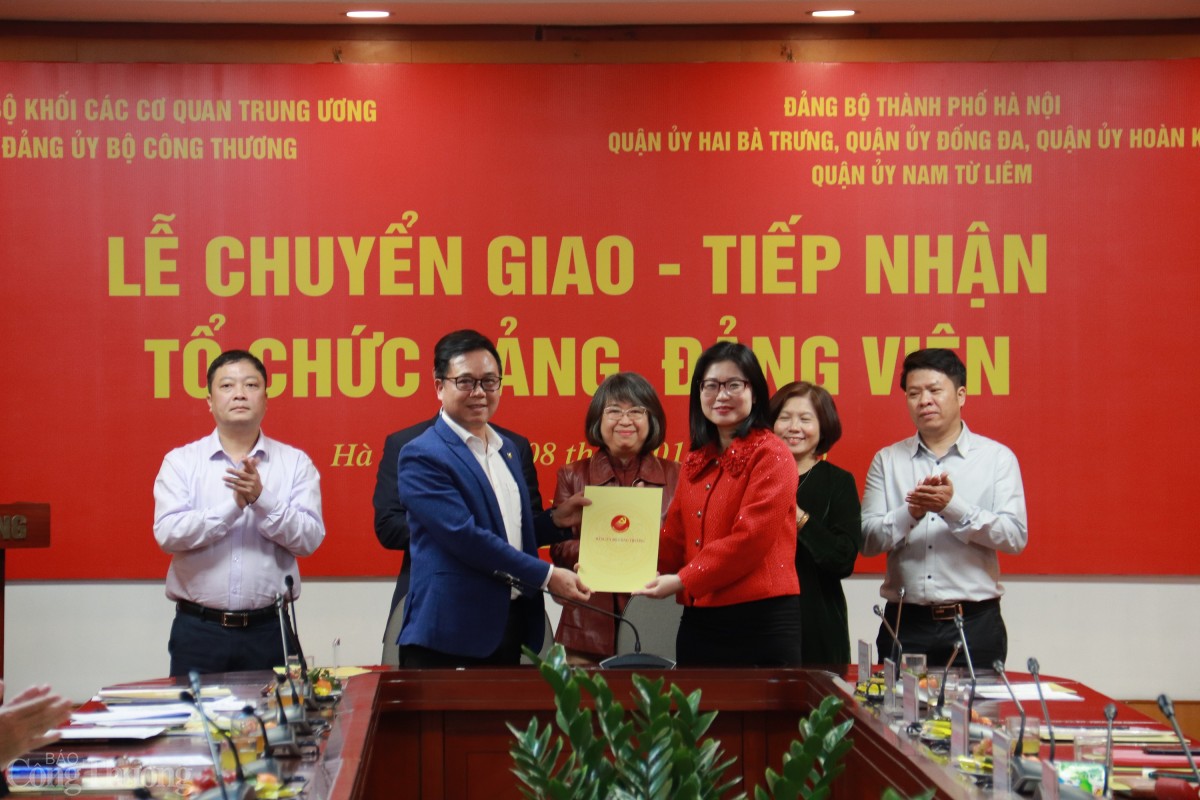 Chuyển giao 8 tổ chức đảng từ Đảng ủy Bộ Công Thương Chuyển giao 8 tổ chức đảng từ Đảng ủy Bộ Công Thương