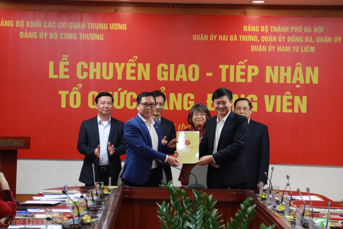 Chuyển giao 8 tổ chức đảng từ Đảng ủy Bộ Công Thương Chuyển giao 8 tổ chức đảng từ Đảng ủy Bộ Công Thương