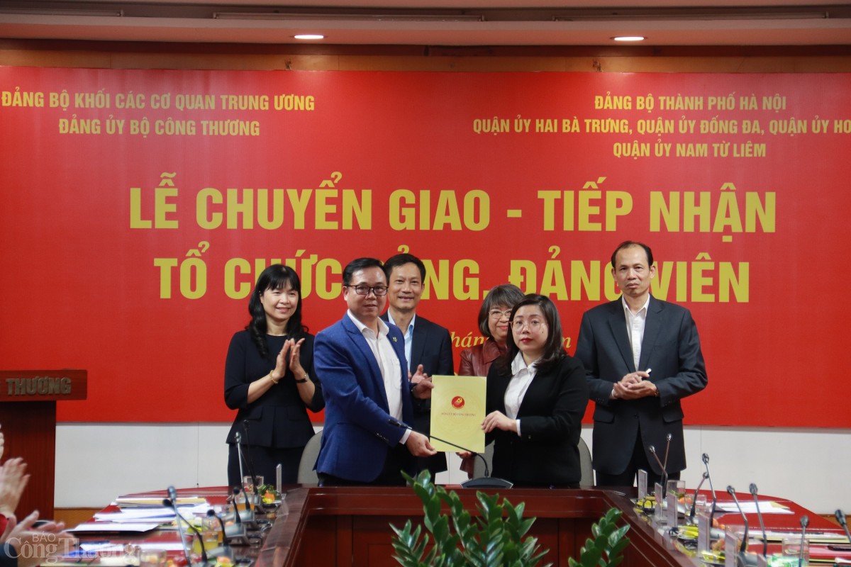Chuyển giao 8 tổ chức đảng từ Đảng ủy Bộ Công Thương Chuyển giao 8 tổ chức đảng từ Đảng ủy Bộ Công Thương