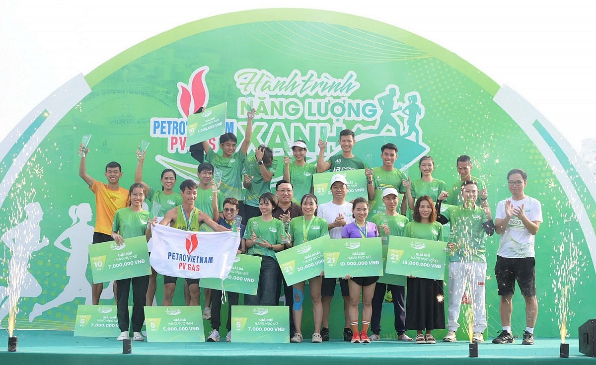 Rất nhiều giải thưởng được trao tặng, tôn vinh và gắn kết phong trào chạy bộ Rất nhiều giải thưởng được trao tặng, tôn vinh và gắn kết phong trào chạy bộ