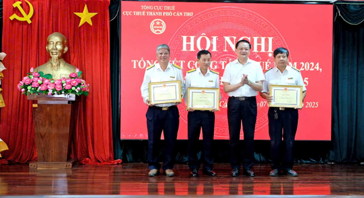 Các tập thể xuất sắc được nhận Bằng khen của Chủ tịch UBND TP. Cần Thơ - Ảnh: VGP/LS Các tập thể xuất sắc được nhận Bằng khen của Chủ tịch UBND TP. Cần Thơ - Ảnh: VGP/LS