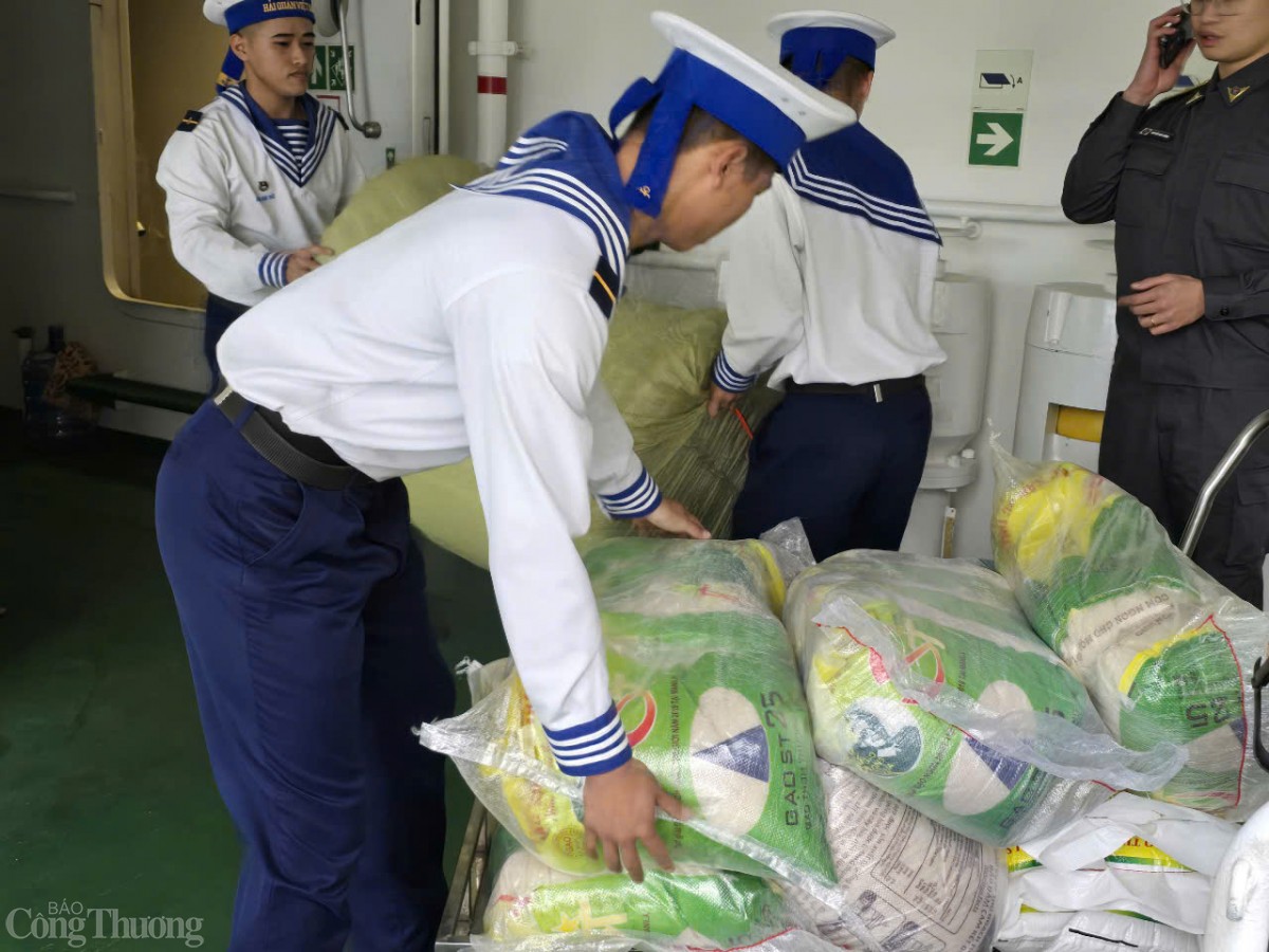 Vùng 3 Hải quân khởi hành đưa quà Tết ra đảo Cồn Cỏ, Lý Sơn Vùng 3 Hải quân khởi hành đưa quà Tết ra đảo Cồn Cỏ, Lý Sơn