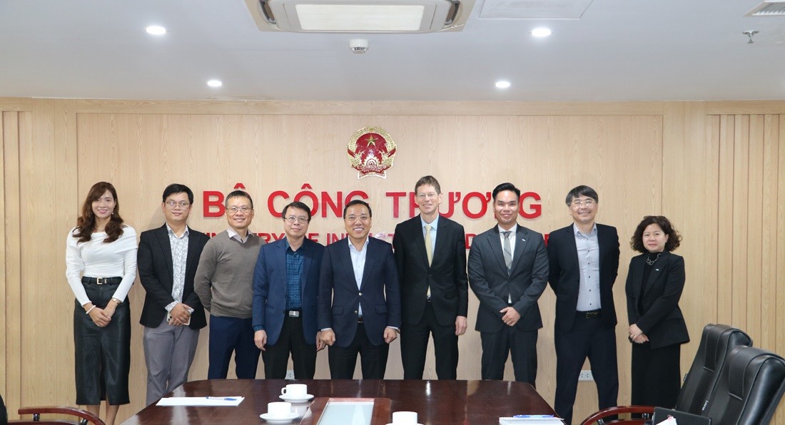 Thứ trưởng Nguyễn Hoàng Long làm việc với Tập đoàn Aes Thứ trưởng Nguyễn Hoàng Long làm việc với Tập đoàn Aes