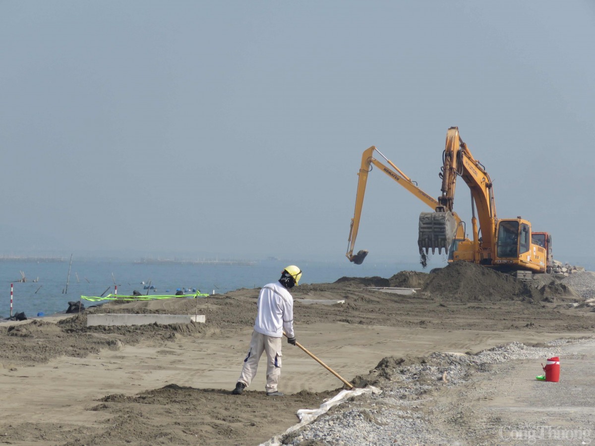 Thứ trưởng Trương Thanh Hoài tham quan căn cứ cảng của PTSC