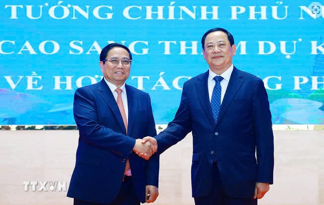 Những hình ảnh đầu tiên của Thủ tướng thăm và làm việc tại Lào Những hình ảnh đầu tiên của Thủ tướng thăm và làm việc tại Lào