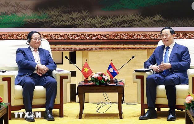 Những hình ảnh đầu tiên của Thủ tướng thăm và làm việc tại Lào Những hình ảnh đầu tiên của Thủ tướng thăm và làm việc tại Lào