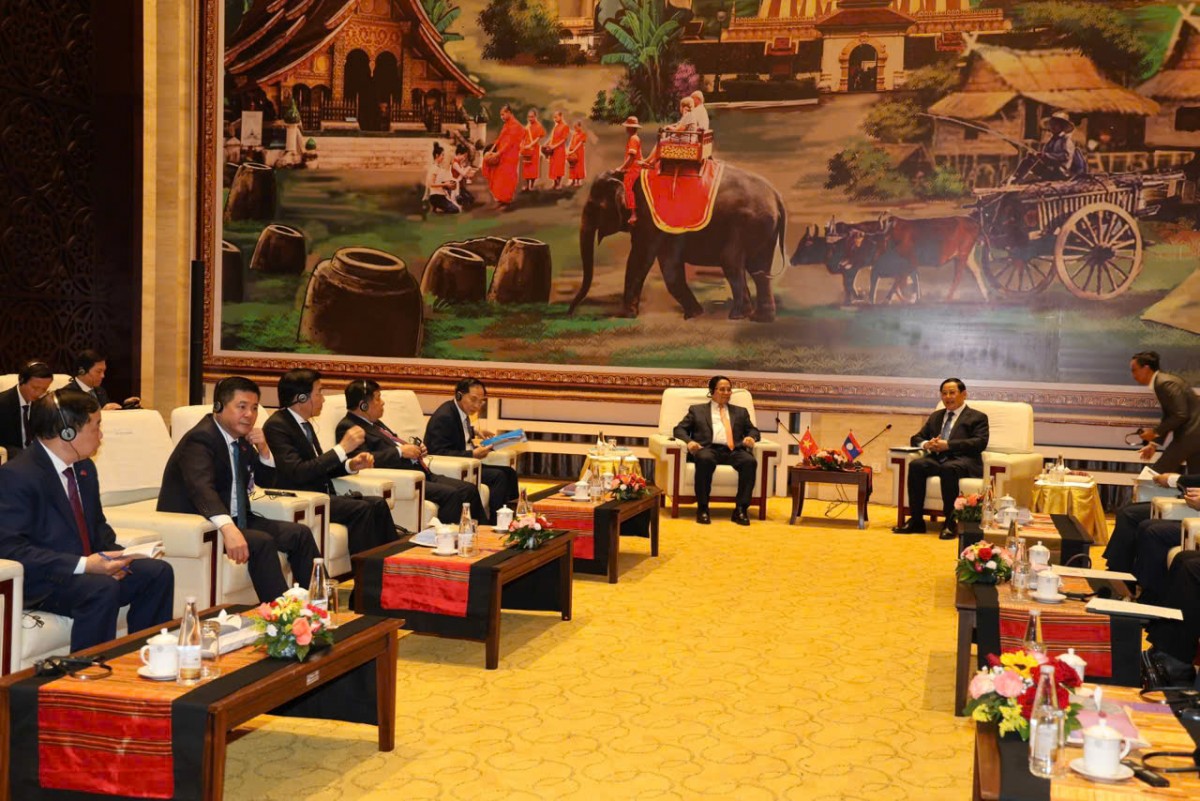 Những hình ảnh đầu tiên của Thủ tướng thăm và làm việc tại Lào Những hình ảnh đầu tiên của Thủ tướng thăm và làm việc tại Lào