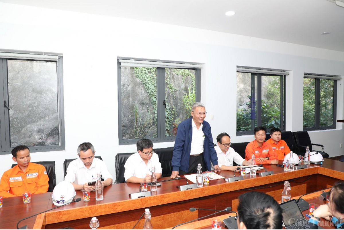 Ông Ngô Xuân Thế, Phó Tổng Giám đốc AVC báo cáo tại buổi làm việc với Đoàn công tác Công đoàn EVN thăm Nhà máy thủy điện A Vương Ông Ngô Xuân Thế, Phó Tổng Giám đốc AVC báo cáo tại buổi làm việc với Đoàn công tác Công đoàn EVN thăm Nhà máy thủy điện A Vương