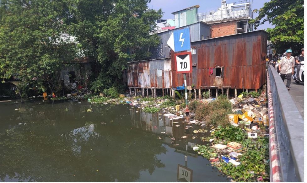 TP. Hồ Chí Minh: Rác ‘bủa vây’ quận Bình Thạnh