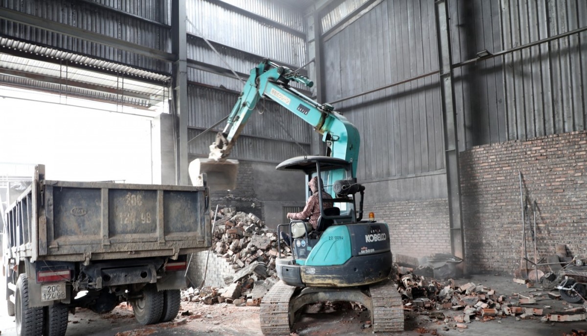 Các cơ sở trong Cụm công nghiệp làng nghề Mẫn Xá tự phá dỡ lò đố