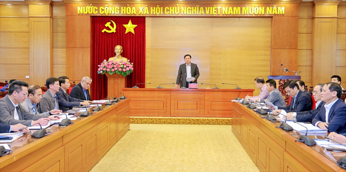 UBND tỉnh Vĩnh Phúc tổ chức hội nghị nghe báo cáo về tiến độ sắp xếp, tinh gọn tổ chức bộ máy các cơ quan, đơn vị. Ảnh: Khánh Linh UBND tỉnh Vĩnh Phúc tổ chức hội nghị nghe báo cáo về tiến độ sắp xếp, tinh gọn tổ chức bộ máy các cơ quan, đơn vị. Ảnh: Khánh Linh