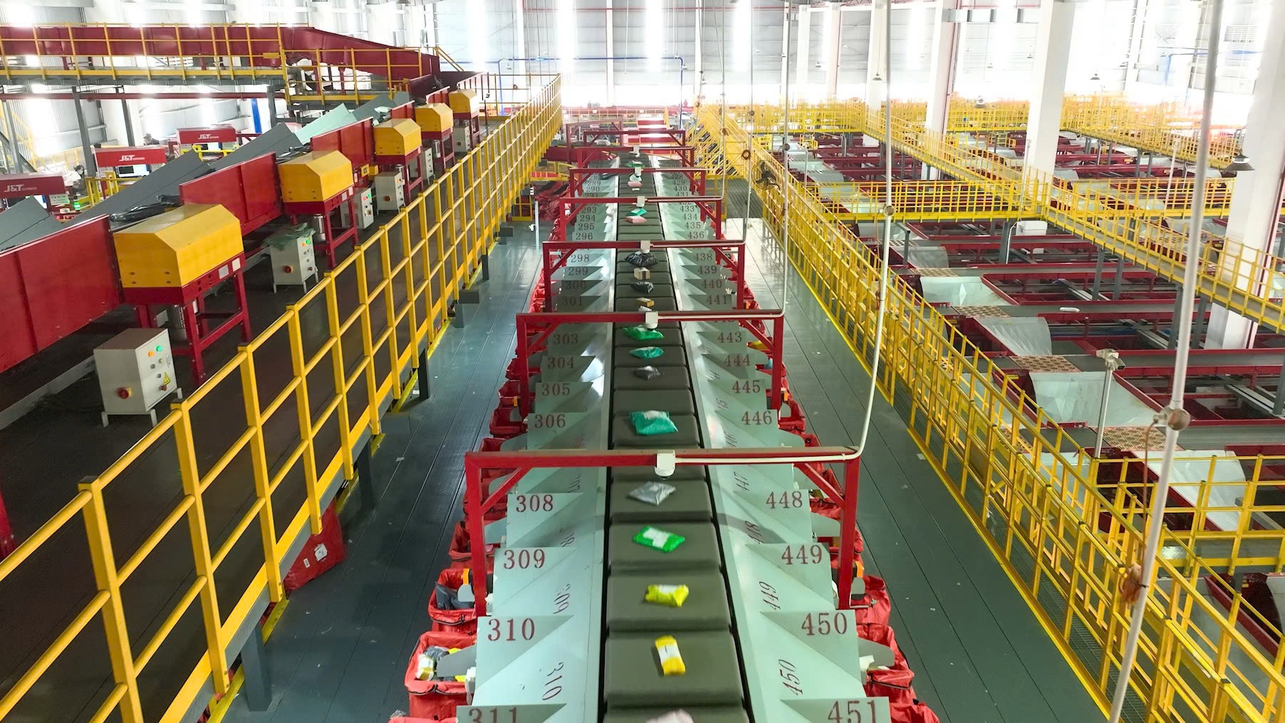 Có gì trong trung tâm trung chuyển lớn nhất miền Bắc? Có gì trong trung tâm trung chuyển lớn nhất miền Bắc?