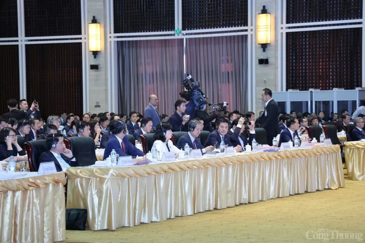 Bộ trưởng Bộ Công Thương Nguyễn Hồng Diên và nhiều Bộ trưởng, Lãnh đạo các Bộ, ngành, địa phương và doanh nghiệp hai nước tham dự hội nghị. Ảnh: Nguyên Minh Bộ trưởng Bộ Công Thương Nguyễn Hồng Diên và nhiều Bộ trưởng, Lãnh đạo các Bộ, ngành, địa phương và doanh nghiệp hai nước tham dự hội nghị. Ảnh: Nguyên Minh