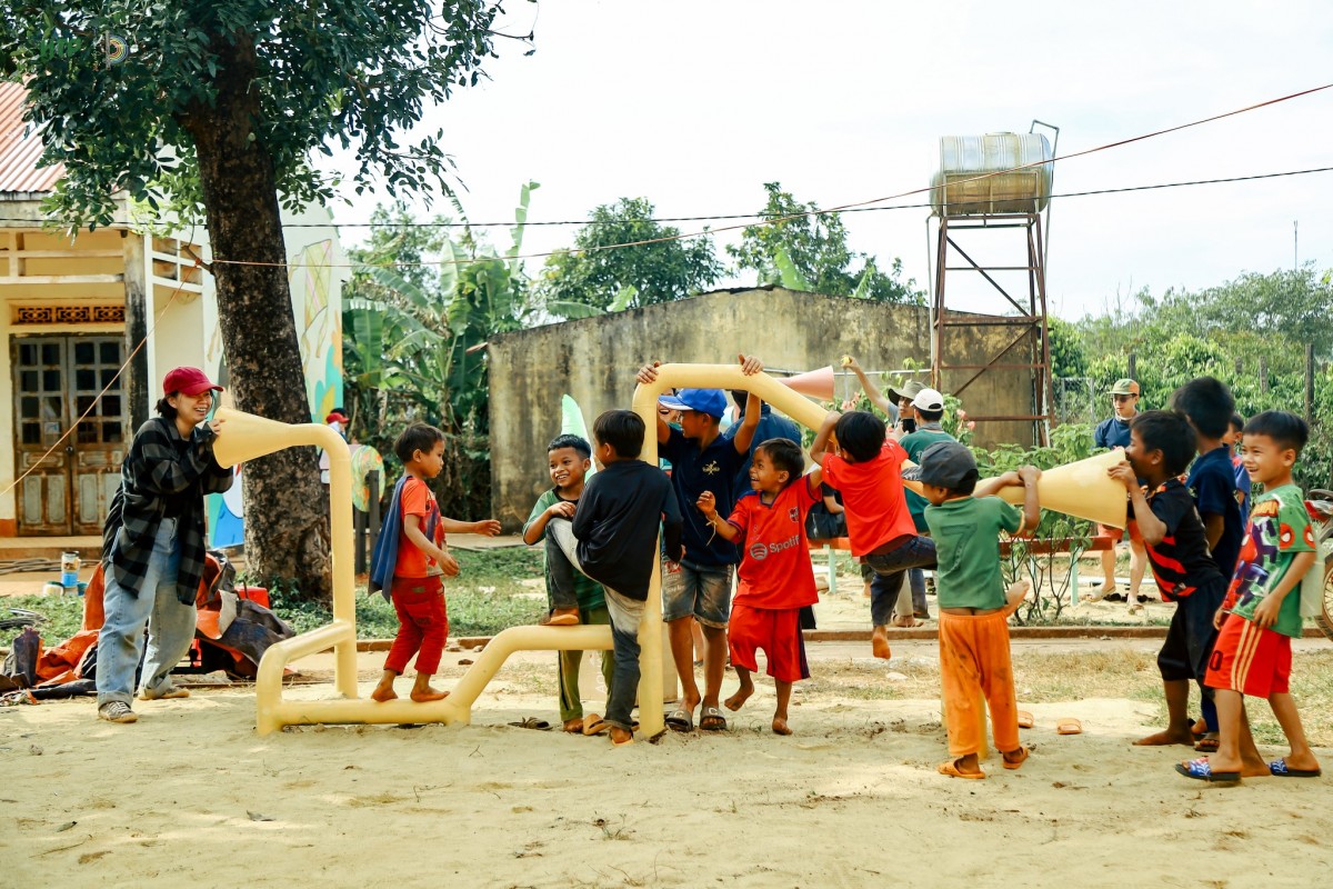 Trẻ em tại H'rang hích thú với trò chơi