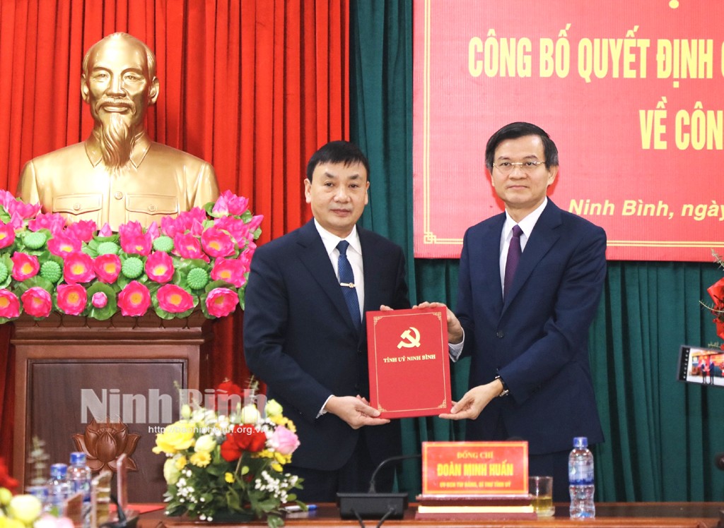 Bí thư Tỉnh ủy Ninh Bình Đoàn Minh Huấn (bên phải) tặng hoa chúc mừng ông Hoàng Mạnh Hùng. Ảnh: Báo Ninh Bình Bí thư Tỉnh ủy Ninh Bình Đoàn Minh Huấn (bên phải) tặng hoa chúc mừng ông Hoàng Mạnh Hùng. Ảnh: Báo Ninh Bình