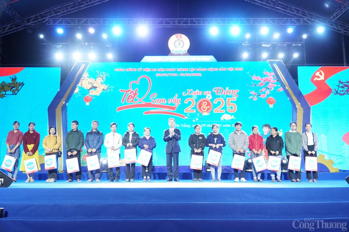 Bí thư Thành ủy Đà Nẵng Nguyễn Văn Quảng tặng quà cho công nhân, người lao động Bí thư Thành ủy Đà Nẵng Nguyễn Văn Quảng tặng quà cho công nhân, người lao động