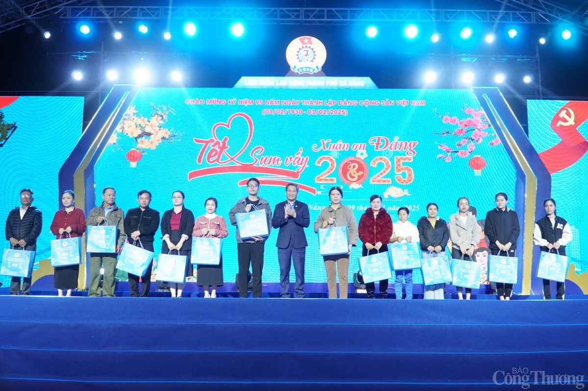 Huỳnh Thanh Xuân, Phó Chủ tịch Tổng Liên đoàn Lao động Việt Nam trao quà cho đoàn viên, người lao động Huỳnh Thanh Xuân, Phó Chủ tịch Tổng Liên đoàn Lao động Việt Nam trao quà cho đoàn viên, người lao động