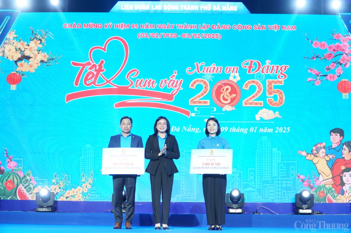 Bà Phan Thị Thúy Linh - Chủ tịch Liên đoàn Lao động TP. Đà Nẵng trao bảng tượng trưng vé tàu, vé xe cho người lao động về quê đón Tết Bà Phan Thị Thúy Linh - Chủ tịch Liên đoàn Lao động TP. Đà Nẵng trao bảng tượng trưng vé tàu, vé xe cho người lao động về quê đón Tết