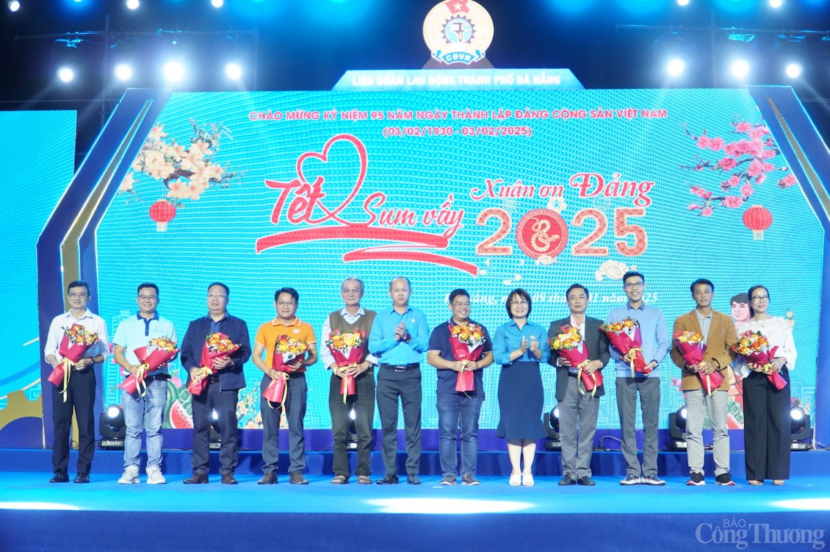 Tặng hoa ghi nhận sự tham gia của các doanh nghiệp trong Chợ Tết Công đoàn 2025 Tặng hoa ghi nhận sự tham gia của các doanh nghiệp trong Chợ Tết Công đoàn 2025