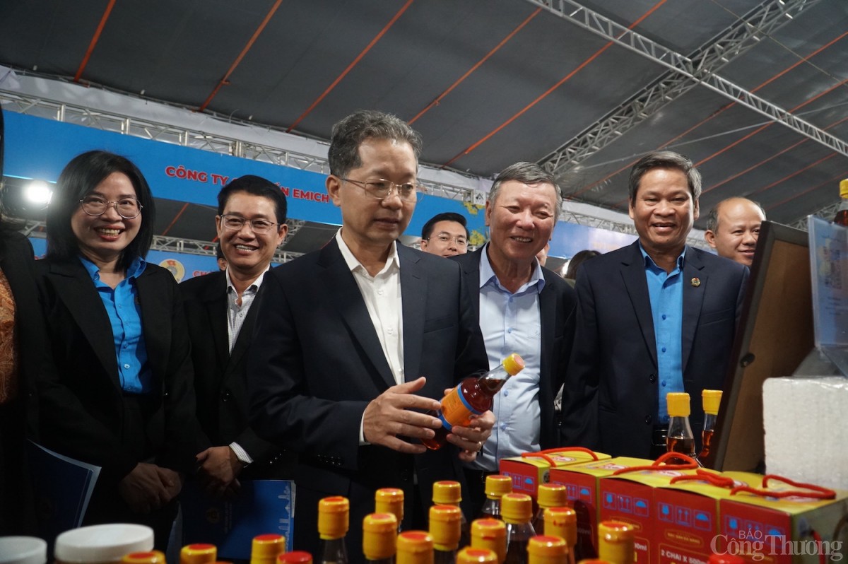 Lãnh đạo TP. Đà Nẵng và Tổng Liên đoàn Lao động Việt Nam tham quan các gian hàng chợ Tết Công đoàn Lãnh đạo TP. Đà Nẵng và Tổng Liên đoàn Lao động Việt Nam tham quan các gian hàng chợ Tết Công đoàn