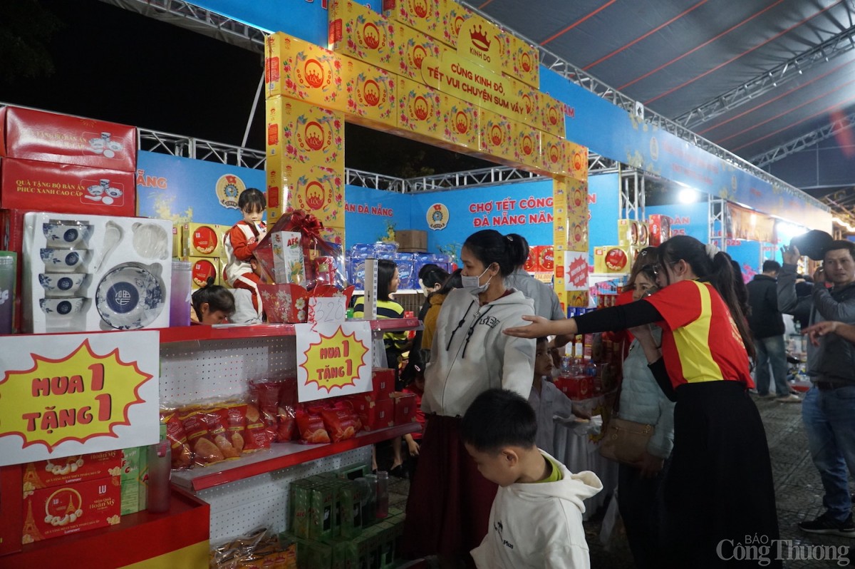 Chợ Tết Công đoàn cung cấp các sản phẩm, nhu yếu phẩm thiết yếu với giá ổn định, giảm giá từ 5 – 50% so với giá bán thị trường và nhiều quà tặng khác.