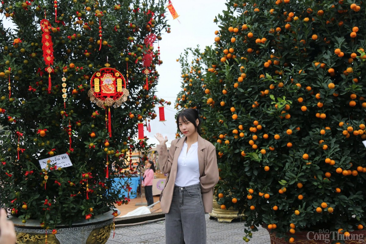 Người dân và du khách nô nức check – in với các cây quất cảnh.