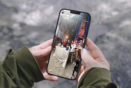 Người dùng vừa sắm quà Tết online vừa kết hợp giải trí Người dùng vừa sắm quà Tết online vừa kết hợp giải trí