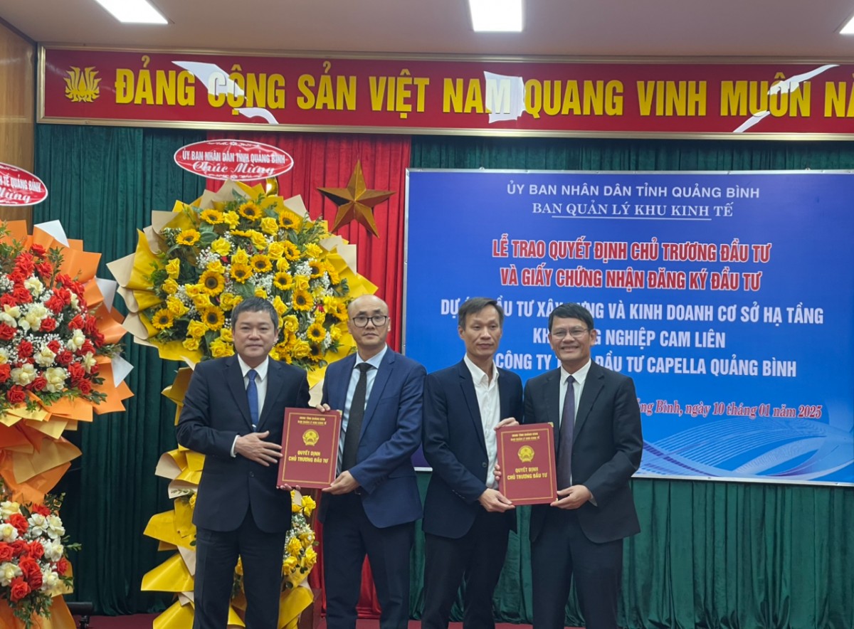 undefined Đại diện lãnh đạo UBND tỉnh Quảng Bình trao quyết định chủntruwowng đầu tư cho đại diện dự án