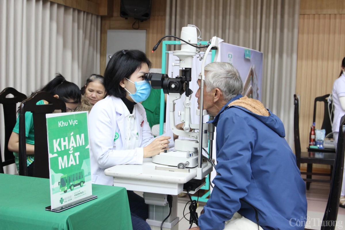 Khám mắt cho người lớn tuổi Khám mắt cho người lớn tuổi