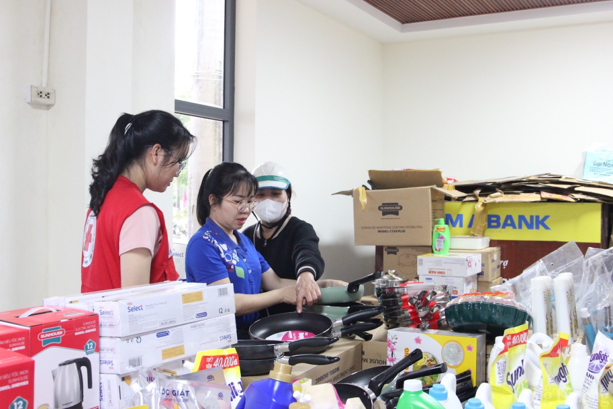 Người dân mua hàng tại chợ Tết Nhân ái Người dân mua hàng tại chợ Tết Nhân ái