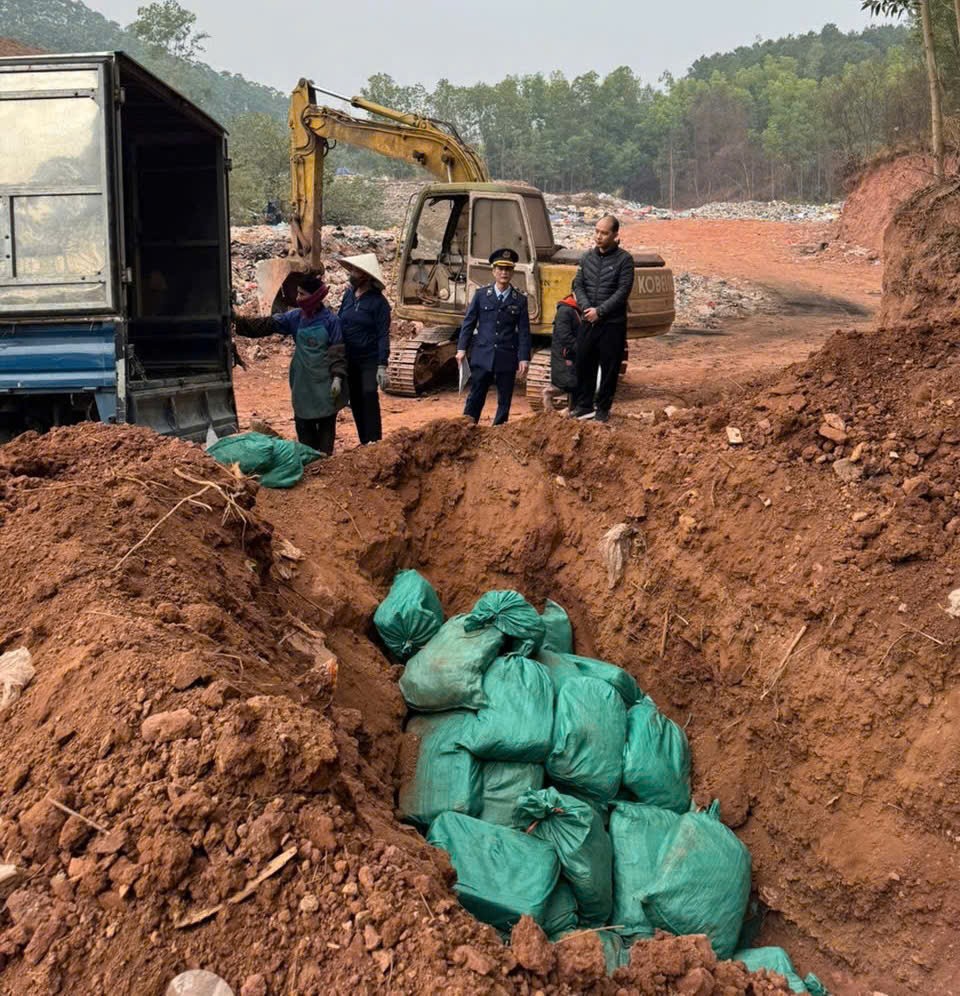Lạng Sơn: Tiêu hủy gần 6 tấn thực phẩm không nguồn gốc Lạng Sơn: Tiêu hủy gần 6 tấn thực phẩm không nguồn gốc