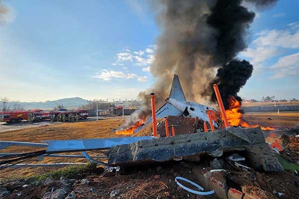 Chính phủ Hàn Quốc thông báo sẽ hỗ trợ ban đầu 3 triệu won (khoảng 2.057 USD) cho gia đình các nạn nhân trong vụ tai nạn máy bay. Ảnh: Yonhap Chính phủ Hàn Quốc thông báo sẽ hỗ trợ ban đầu 3 triệu won (khoảng 2.057 USD) cho gia đình các nạn nhân trong vụ tai nạn máy bay. Ảnh: Yonhap