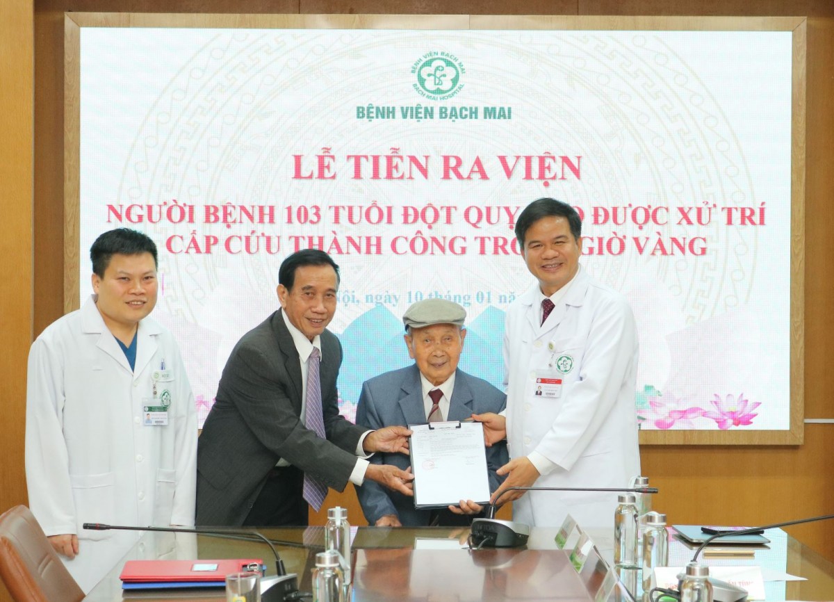 PGS.TS Đào Xuân Cơ - Giám đốc Bệnh viện chúc mừng gia đình và trao giấy xuất viện cho cụ sáng ngày 10/1/2025. Ảnh: Bệnh viện cung cấp PGS.TS Đào Xuân Cơ - Giám đốc Bệnh viện chúc mừng gia đình và trao giấy xuất viện cho cụ sáng ngày 10/1/2025. Ảnh: Bệnh viện cung cấp