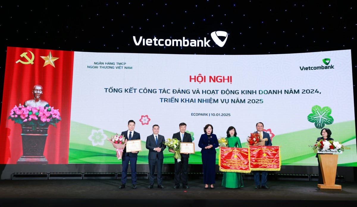 Vietcombank vững thế dẫn đầu, bứt phá với dấu ấn xanh