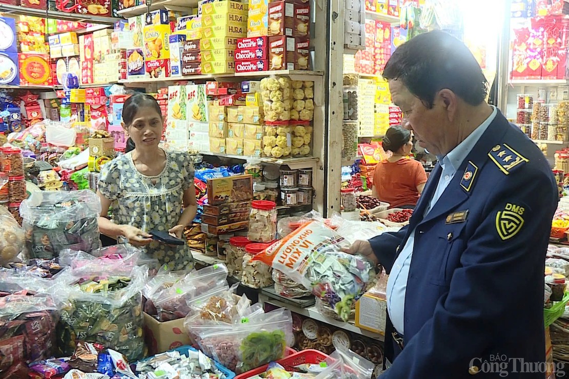 Tăng cường kiểm tra các mặt hàng có nhu cầu tiêu dùng cao dịp Tết như bánh, kẹo mứt... Tăng cường kiểm tra các mặt hàng có nhu cầu tiêu dùng cao dịp Tết như bánh, kẹo mứt...