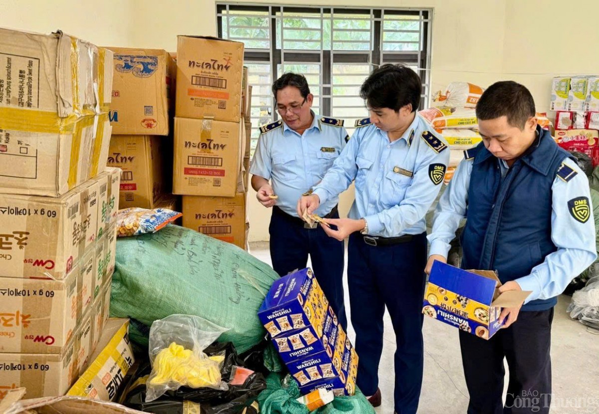 Tăng cường kiểm tra kiểm soát trên khâu lưu thông, các kho hàng bến bãi... Tăng cường kiểm tra kiểm soát trên khâu lưu thông, các kho hàng bến bãi...